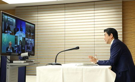 與G7各國元首進行視訊會議的日本首相安倍晉三（16日夜、首相官邸、內閣廣報室提供）