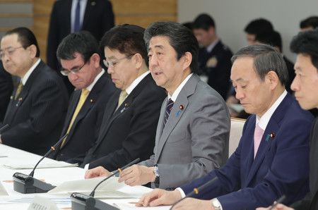 於新型冠狀病毒感染症對策本部上發言的日本首相安倍晉三（右邊第3人、3月18日午後於首相官邸）