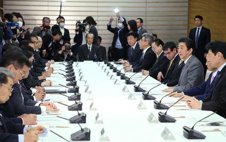 於新型冠狀病毒感染症對策本部上發言的日本首相安倍晉三（右邊前方起第3人、3月18日午後於首相官邸）