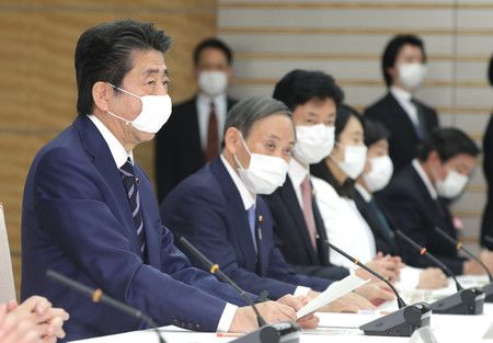 在新型冠狀病毒感染症對策本部記者會上發言的日本首相安倍晉三（左、4月1日於首相官邸）
