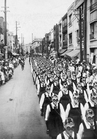 1936年6月的防空演習中、女學生戴防毒面具參加並經過東京銀座（新聞通信調查會提供）
