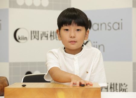 9歲的最年輕職業棋士藤田怜央小朋友＝17日下午、大阪市中央區