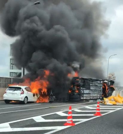 在名古屋高速公路上起火的巴士=22日午前10點半左右(日本推特網友提供)