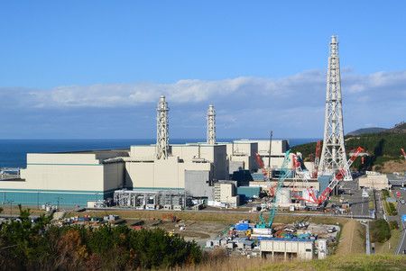 預計明年夏天後重新啟動的柏崎刈羽核電站6、7號機（前方起順序為7、6號機）＝2015年12月7日、新潟縣