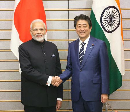 與印度總理莫迪（左）握手的首相安倍晉三（當時）＝2018年10月、首相官邸