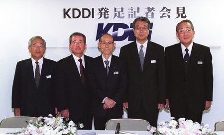 出席KDDI成立記者會的稻盛和夫（右）等人＝2000年10月、東京都新宿區