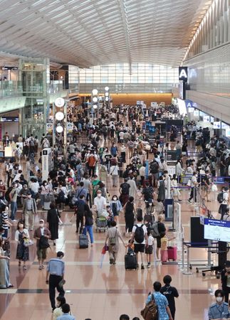 旅行觀光客混雜的東京・羽田機場第二航站大樓=7月16日