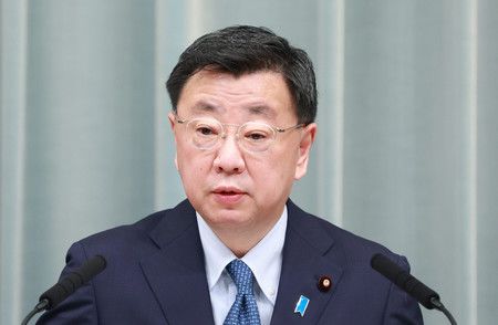出席記者會的官房長官松野博一=6日上午、首相官邸