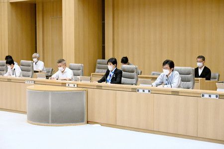 參加東京都新型冠狀病毒對策本部會議的知事小池百合子（前列右起第2人）＝13日下午、都廳（都提供）