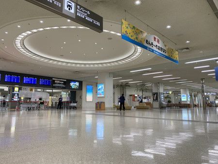 在沖繩縣知事要求民眾不要前往之後，那霸機場許多班機紛紛取消，幾乎看不到觀光客身影。（29日下午，那霸市）