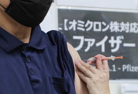 接受新型冠狀病毒Omicron病毒株次世代疫苗接種的男性＝20日上午、東京都港區