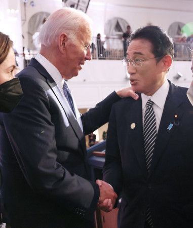 握手交談的首相岸田文雄（右）與美國總統拜登＝21日、美國紐約（内閣廣報室提供）