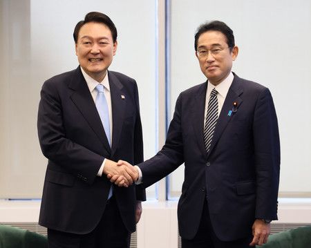 首相岸田文雄（右）與韓國總統尹錫悅握手＝21日、美國紐約（内閣廣報室提供）