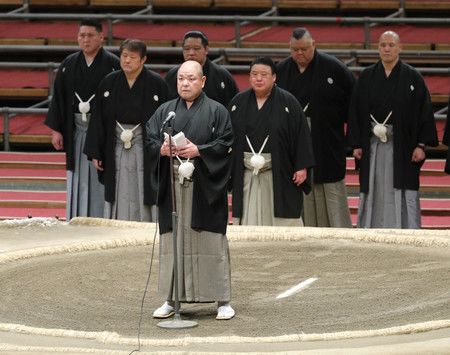 大相撲春季競賽的千秋樂（最終日），日本相撲協會的八角理事長向眾人問候（中央），2020年3月22日，大阪府立體育會館
