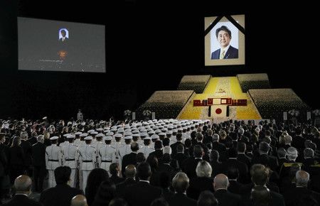 安倍晉三前首相的國葬中默禱的列席者＝27日下午、東京都千代田區日本武道館（代表攝影）
