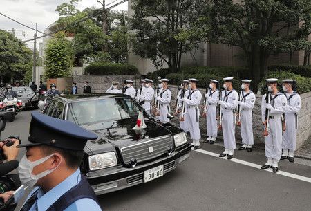 自衛隊員在表示弔意的儀仗隊中、載有安倍晉三前首相的遺骨車輛從東京・富谷的家中出發＝27日下午