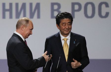 當年於莫斯科大劇院日俄「交流年」開會儀式上出席的普丁總統（左）與前首相安倍晉三＝2018年5月、莫斯科（EPA時事）
