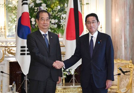 會談前雙方握手致意的韓國首相韓悳洙（左）與首相岸田文雄＝28日上午、東京・元赤坂迎賓館（代表攝影）