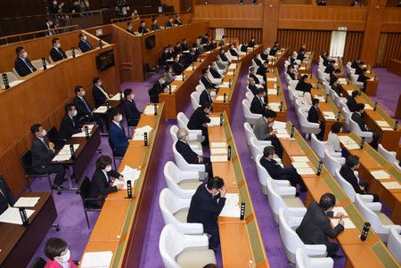 兵庫縣議會上議員坐在以空位間隔開來的座位＝4月24日，神戶市中央區
