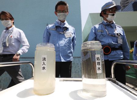 為調查汙水新冠病毒含量，而從水再生中心採取的流入水（圖左）與已處理水（13日，東京都港區）