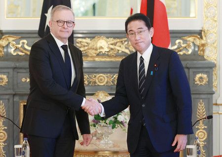 9月27日，在東京元赤坂國賓館舉行會議前，首相岸田文雄（右）與澳洲總理艾班尼茲握手。