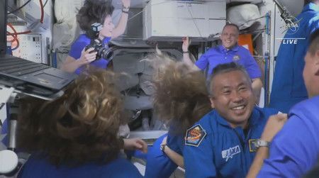 抵達國際太空站（ISS）後相當高興的若田光一（右端）等人＝ 7日上午（NASATV）