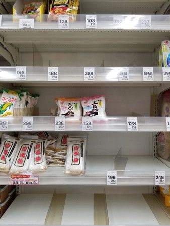 陳列架上鬆餅粉等麵粉類商品缺貨中（5月14日，神奈川縣內）