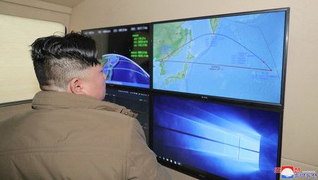 9月25日起至10月9日期間舉行的朝鮮人民軍戰術核運用部隊的彈道飛彈發射選練中親臨當地指導的朝鮮勞動黨総書記金正恩。監視器上段に日本列島是越過太平洋落下的飛彈軌跡畫面（4日）＝10日發布（朝鮮通信・時事）