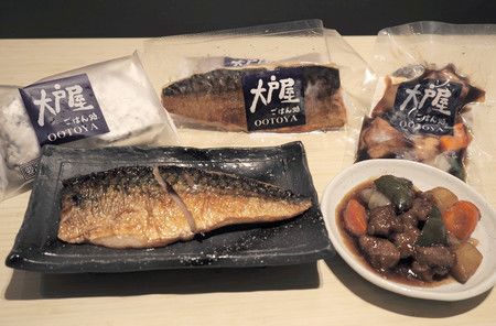 大戶屋控股新推出的冷凍食品，有烤魚等8種種類（19日，東京都新宿區）