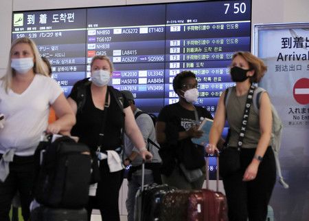 在邊境檢疫大幅放寬後前來日本的人們＝11日上午、東京・羽田機場