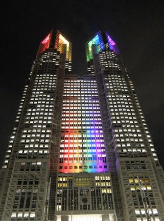 在接受性少數人士的伴侶制度申請後，彩虹色點亮東京都廳大樓，象徵性別多樣性＝11日午後、東京都新宿區