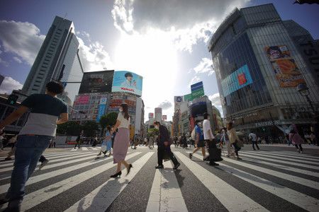 預計全面解除緊急事態的東京都。位於澀谷著名十字交叉路口的年輕人明顯地變多（5月24日午後）