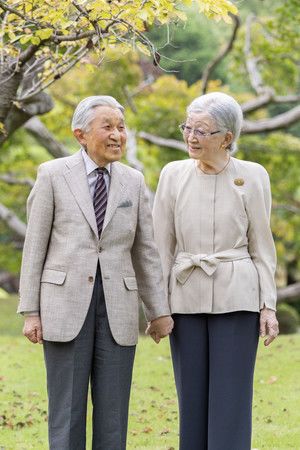 迎接88歲「米壽」生日前、與上皇一同散步的上皇后＝4日、東京都港區ㄏ赤坂御用地（宮内廳提供）