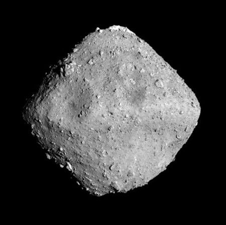 由「隼鳥2號」太空飛船拍攝的小行星「龍宮」（JAXA提供）