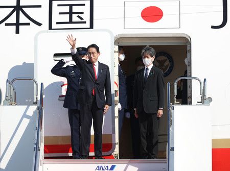 前往澳洲訪問前、準備搭乘政府専用機出發的首相岸田文雄（左起第二人）＝21日上午、東京・羽田機場
