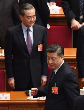 中國國家主席習近平（右）與預計擔任外交最高層級的王毅＝2019年3月8日、北京（AFP時事）