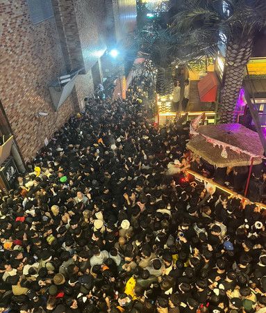 29日事故前、聚集在首爾繁華街區梨泰院巷弄內的大批人潮（路透時事）