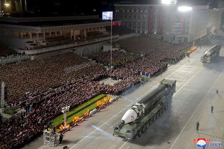 展示軍事閱兵中的北韓洲際彈道飛彈（ICBM）「火星17」＝4月25日、平壤（朝鮮中央通信提供、AFP時事）
