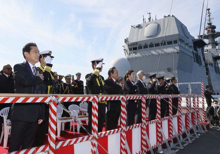 岸田文雄首相從海上自衛隊的護衛艦「出雲」視察國際艦隊校閱。（左）＝6日上午、神奈川縣海域相模灣（代表攝影）