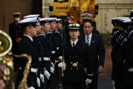 岸田文雄首相在國際艦隊檢閱期間在「出雲」號艦上接受榮譽敬禮（中央前方第2人）＝6日上午、相模灣