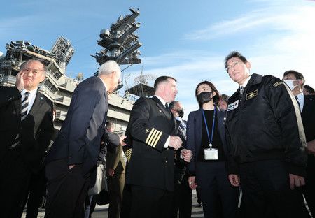 岸田文雄首相在美國海軍核動力航母雷根號上聽取官員的說明（右）＝6日下午、神奈川縣海域相模灣（代表攝影）