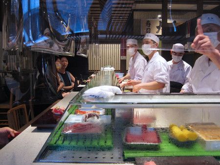 櫃台座位跟壽司職人間用透明塑膠布給隔開重新營業的壽司店。（6月8日、東京都江東區的豐洲市場）
