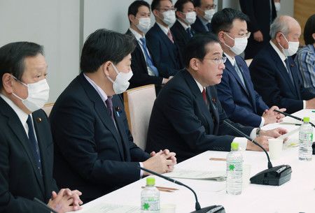 在「綜合考慮國家防衛能力專家委員會議」上發言的首相岸田文雄（左起第三人）＝9日下午、首相官邸