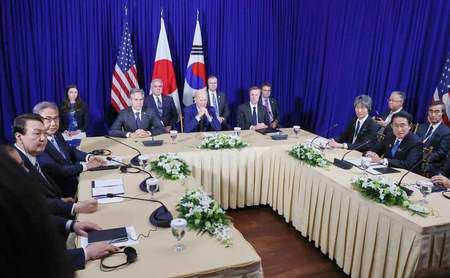 出席日美韓領袖會議的首相岸田文雄（右起第二人）、美國拜登總統（後方中央）、韓國總統尹錫悅（左）＝13日下午、金邊（代表攝影・時事）