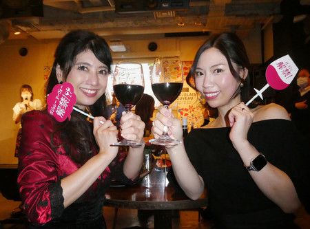 三得利舉辦的開瓶會中，暢飲2022年11月17日上午0時解禁的「薄酒萊紅酒」的與會者，東京都澀谷區