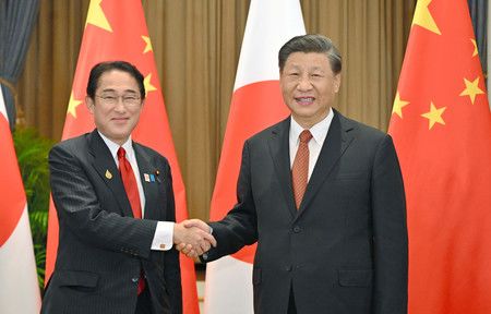 在會談前首相岸田文雄（左）與中國國家主席習近平握手＝17日下午、曼谷（代表攝影・時事）