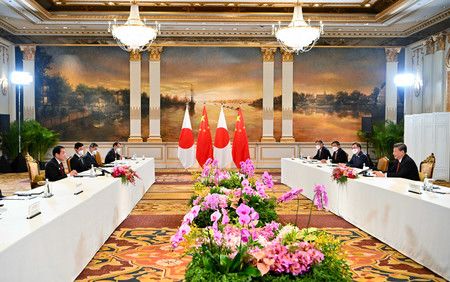 進行會談的首相岸田文雄（左）與中國國家主席習近平（右）＝17日下午、曼谷（代表攝影・時事）