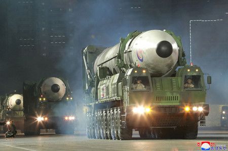 在北韓軍事閱兵中所公開的大陸間彈道飛彈（ICBM）＝4月、平壤（AFP時事）