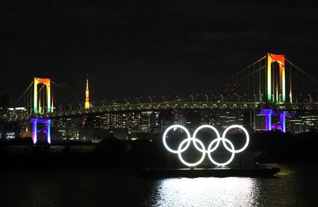 隨著「東京警戒」解除下，地標彩虹橋也再度亮起彩虹顏色的燈號（6月11日夜晚，東京都港區）