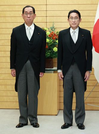 結束皇居的認證儀式後、與首相岸田文雄（右）進行記念攝影的總務大臣松本剛明＝21日下午、首相官邸